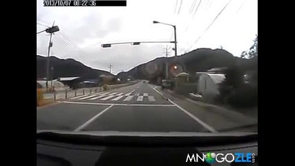 Шофьор спасява пешеходка