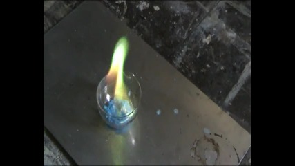 Интересен химичен опит: красив зелен пламък