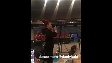 Дани приятелка на Деми танцьорка и хореограф танцува на Échame La Culpa докато Деми репетира песента