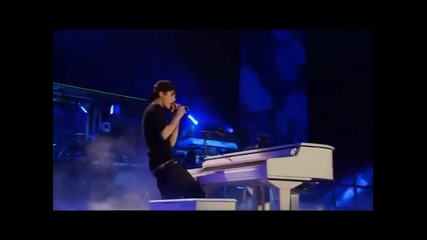 Невероятно изпълнение ! Justin Bieber - Down to Earth + Превод