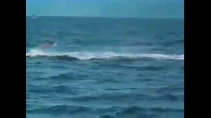 Човек изчезва в океана за секунди