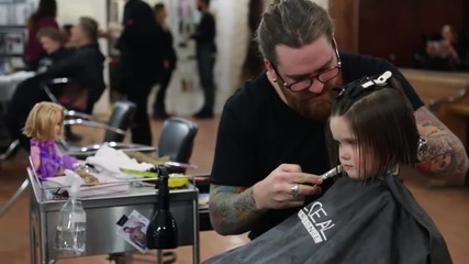 Момиченцето, което подстрига косата си и я дари на децата болни от рак!