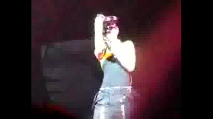 Rihanna - Sos Live @ Glow In The Dark Tour