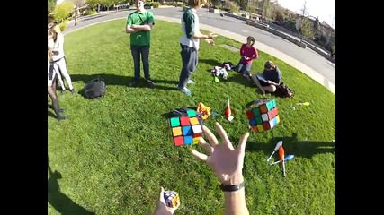 Момче нарежда 3 кубчета на рубик докато жонглира