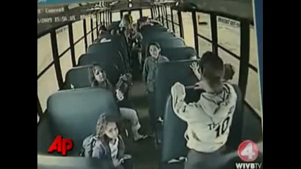 Пиан човек вози ученици в автобус 
