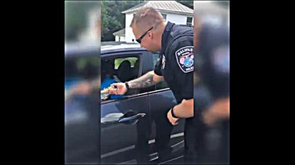 Полицай дава сладолед на младеж и на неговата майка