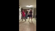 Кръшен баща танцува с дъщерите си