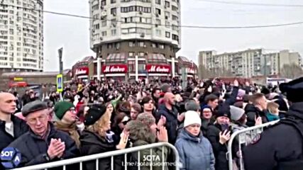 С аплодисменти: Започна опелото на Навални, хора чакат на опашка, за да се простят с опозиционера