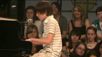 13 - годишно момче пее песента на Lagy Gaga - Papparazzi 