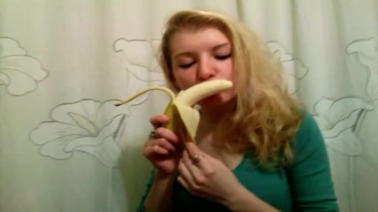 Девушка красиво ест банан Сексуально ест банан Sexually eats banana