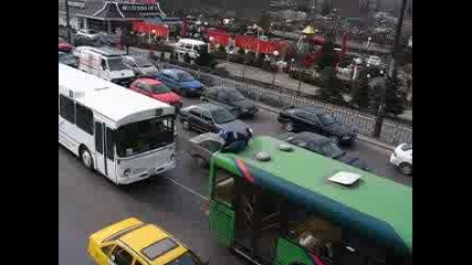 Скок от моста на Ндк върху автобус 