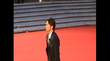 Red carpet _breaking Dawn__ Nikki Reed, Jackson Rathbone e le fan scalmanate