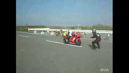 Мотоциклетист отнася топките на друг със 100 км/ч!!! 