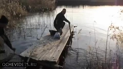 Руски рибари се опитват да отплават с понтон