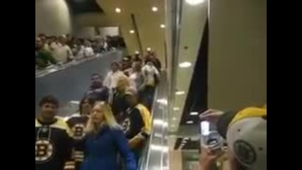 Девойка се излага на ескалатора в метрото