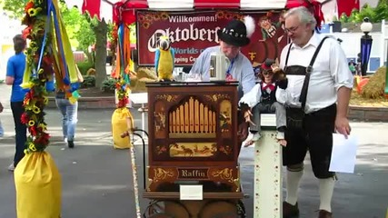 Латерна - Organ Grinder свири Mozart - Auf zum Feste 