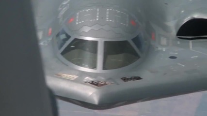 Презареждане на бомбардировач Б-2 "стелт" във въздуха
