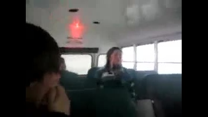Момиче срещу Автобус (смях) 