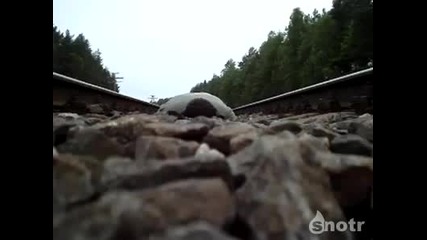 момче ляга под влака и се снима 