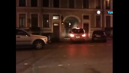 Луд руснак издърпва с въже , кола която му пречи да премине !