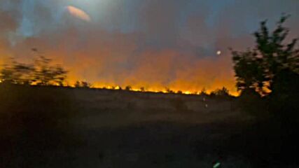 Огромен пожар бушува край Костинброд, огънят се вижда от километри