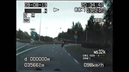 Yamaha R1 vs Police (saab 9-5 Aero)