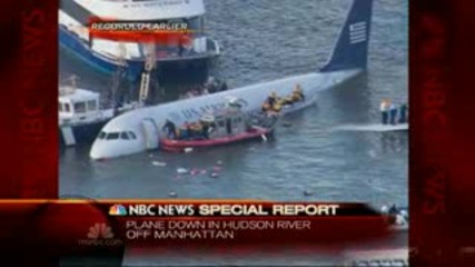Пилот Приземява Самолет В Река В Ню Йорк