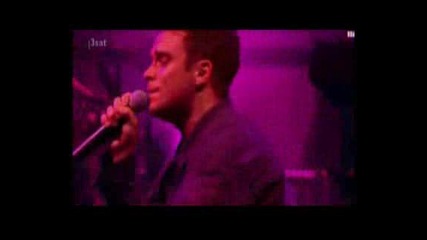 Robbie Williams - Supreme (live At Manchester Arena) (hq)