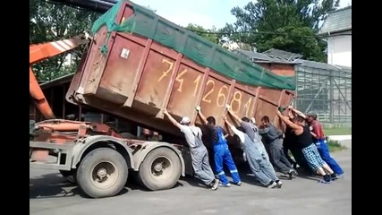 Необичаен начин за товарене на контейнер