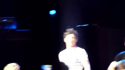 One direction sing I Gotta Feeling, Stereo Hearts, Valerie, Torn!