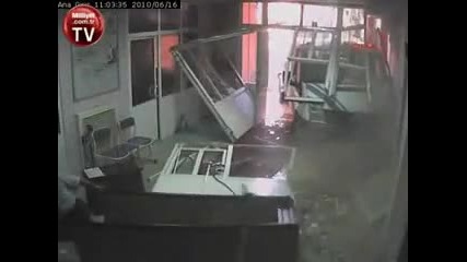 Мегабрутално! Камион преследва човек и се врязва в сграда! 