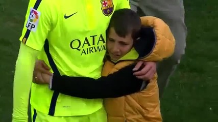 Дете прегръща идола си от Барселона