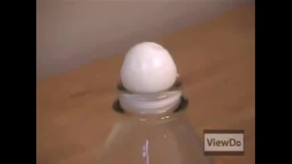 Как да вкараме яйце в шише