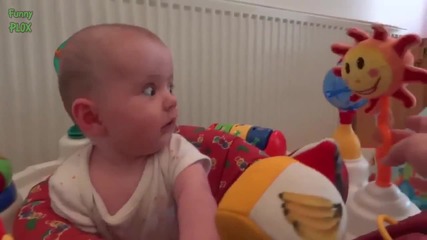 Бебета се стряскат от играчките си