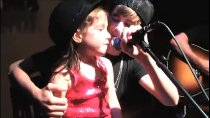 Never Say Never fan cut little girl sings with Justin 