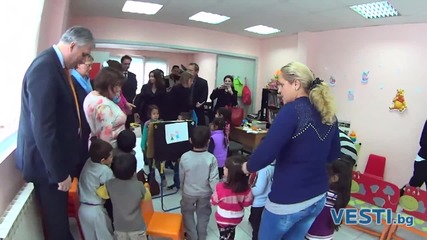 Шведски министър се срещна с ромски деца в София