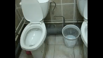 Две Тоалетни В Една Стая Една До Друга!