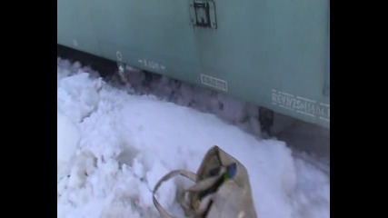Влак се бори със сняг по релсите