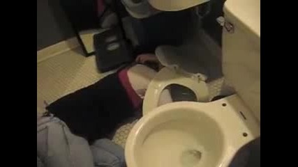 Пияно момиче спи в тоалетната