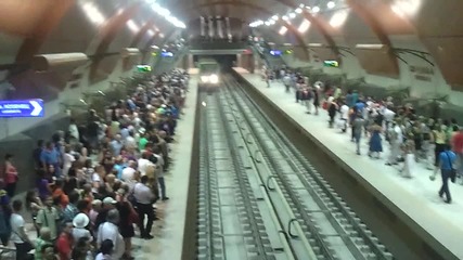 Една от новите метростанции в София- почти препълнена
