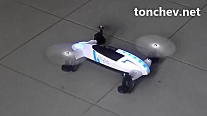 Крилат квадрикоптер Дрон Drone с двойни вертикални стабилизатори и с двойни коротящи се винтове