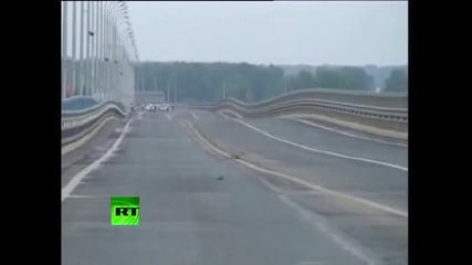 Ужасяващо ! Мост над река Волга се огъва страшно . 