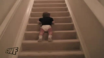 бебе слиза по стълби-(смях)