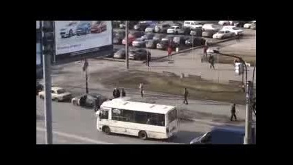 Опит за безплатно шофиране чрез закачване за автобус