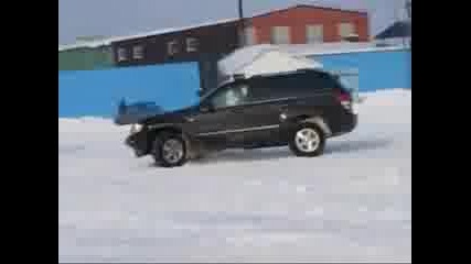 Jeep Grand Cherokee in snow