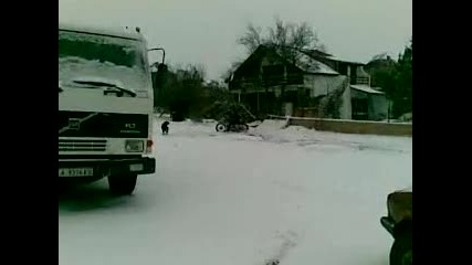 lud motorist v snega