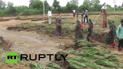 Индия: Гуджарат е опустошен, 100 души убити по време на наводненията