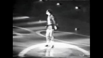 Youtube - girlfaints in Michael Jacksons arms 