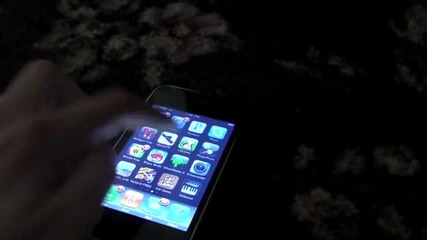 Котенце играе на iphone