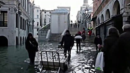 Дядо Коледа обу гумени ботуши, за да се разходи из Венеция